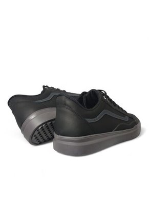 Tenis En CUERO Para Hombre Marca Monserrate Ref Pardo Color Negro