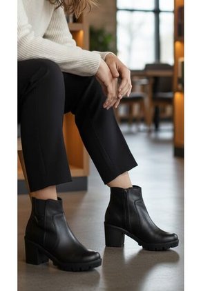 Botines De Mujer En Cuero Color Negro MoreLiber Ref. Lux