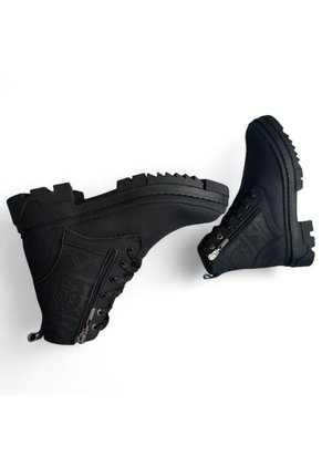 Bota De Mujer En Cuero Color Negro MoreLiber Ref. Mandala