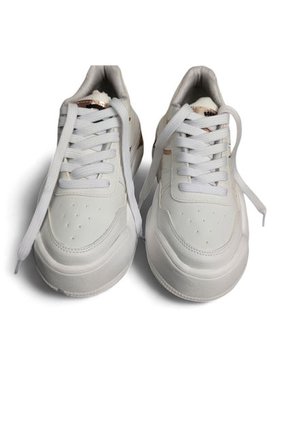 Tenis Sneakers Para Mujer Marca Monserrate Ref. Nácar Color Negro