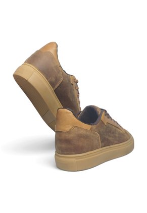 Tenis En CUERO Para Hombre Marca Monserrate Ref Silvestre Color Caoba
