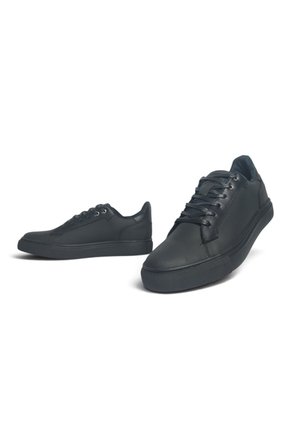 Tenis En CUERO Para Hombre Marca Monserrate Ref Silvestre Color Negro