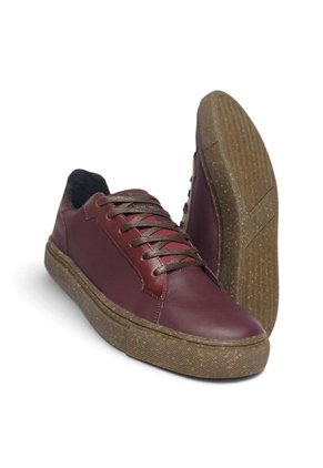 Tenis En CUERO Para Hombre Marca Monserrate Ref Silvestre Color Vino