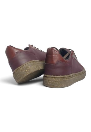 Tenis En CUERO Para Hombre Marca Monserrate Ref Silvestre Color Vino