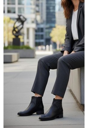 Botines De Mujer En Cuero Color Negro MoreLiber Ref. Diva