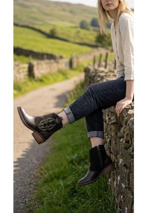 Botines De Mujer En Cuero Color Café MoreLiber Ref. Legado