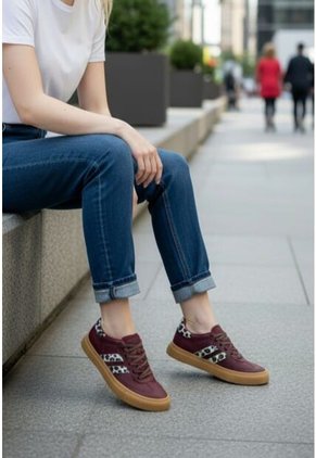 Tenis En CUERO Para Mujer Marca Moreliber Ref Urbana Color Vino-print