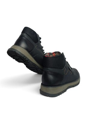 Botas En CUERO Para Hombre Marca Monserrate Ref Maloka Color Negro