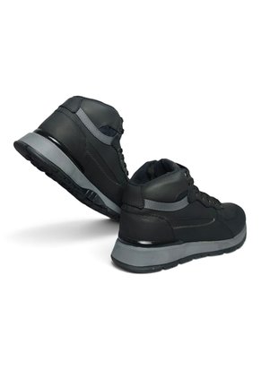 Tenis En Bota De CUERO Para Hombre Marca Monserrate Ref Palmas Color Negro