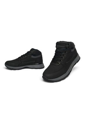 Tenis En Bota De CUERO Para Hombre Marca Monserrate Ref Palmas Color Negro