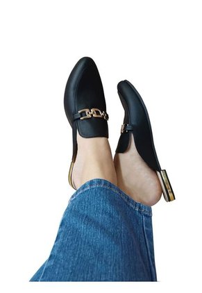Zuecos Mules Negros Matte Con Hebilla