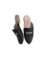 Zuecos Mules Negros Matte Con Hebilla de Mostaza