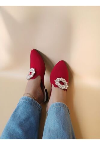 Zuecos Rojos Atemporales Con Hebilla De Lujo Mostaza