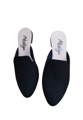 Zuecos Negros Atemporales