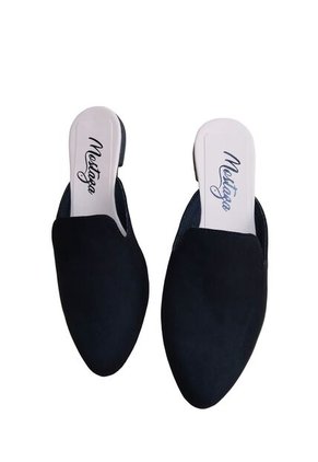 Zuecos Negros Atemporales