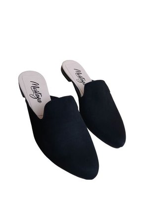 Zuecos Negros Atemporales