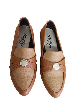 Mocasines Caramelo Suave Con Botón Oro Y Beige