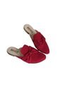 Zueco Elegante Rojo Vino Con Moño Al Lado de Mostaza