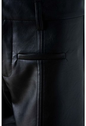 Short De Movies Negro Tipo Cuero Para Mujer 8