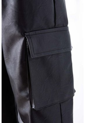 Jogger De Movies Negro Con Bolsillos Para Mujer 10