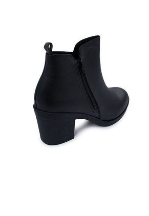 Botin Tacon Mussi Chalis Color Negro Para Mujer