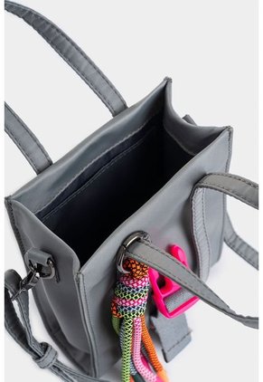 Bolso Tipo Bandolera En Textil Para Mujer Con Llavero Removible En Silueta De Moda Bolso Tipo Bandolera En Textil Para Mujer Con Llavero Removible En Silueta De Moda Gris NAPPA