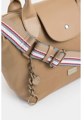 Bolso Tipo Baguette Mediano Con Tapa Y Doble Cargadera Bolso Tipo Baguette Mediano Con Tapa Y Doble Cargadera Crema NAPPA