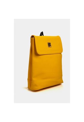 Bolso Tipo Tula Morral Estructurado Para Mujer En Sintetico Liso Con Textura Nubucada Y Tapa Frontal Bolso Tipo Tula Morral Estructurado Para Mujer En Sintetico Liso Con Textura Nubucada Y Tapa Frontal Amarillo NAPPA