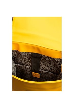 Bolso Tipo Tula Morral Estructurado Para Mujer En Sintetico Liso Con Textura Nubucada Y Tapa Frontal Bolso Tipo Tula Morral Estructurado Para Mujer En Sintetico Liso Con Textura Nubucada Y Tapa Frontal Amarillo NAPPA