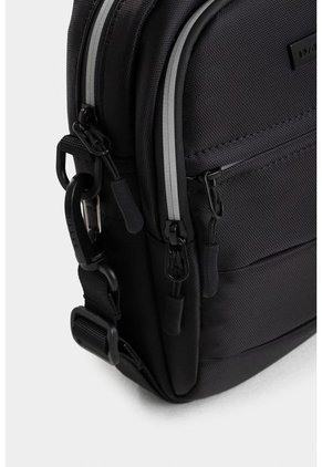 Bolso Tipo Manos Libres Mediano Básico Con Cierres Impermeables Bolso Tipo Manos Libres Mediano Básico Con Cierres Impermeables Negro NAPPA