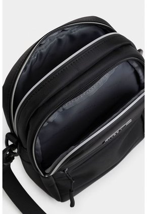 Bolso Tipo Manos Libres Mediano Básico Con Cierres Impermeables Bolso Tipo Manos Libres Mediano Básico Con Cierres Impermeables Negro NAPPA
