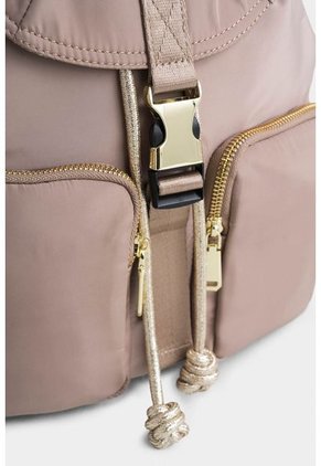 Bolso Tipo Tula Morral Para Mujer En Lona Con Tapa Y Bolsillos Frontales Bolso Tipo Tula Morral Para Mujer En Lona Con Tapa Y Bolsillos Frontales Arena NAPPA