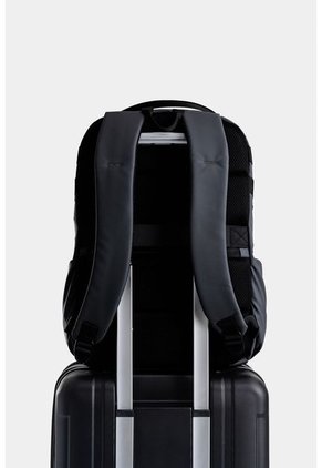 Bolso Tipo Morral Grande Con Detalles En Contraste Bolso Tipo Morral Grande Con Detalles En Contraste Negro NAPPA