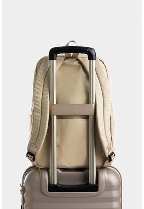 Bolso Tipo Morral Grande Con Cierres Translúcidos Y Herrajes Metálicos Pintados Bolso Tipo Morral Grande Con Cierres Translúcidos Y Herrajes Metálicos Pintados Arena NAPPA