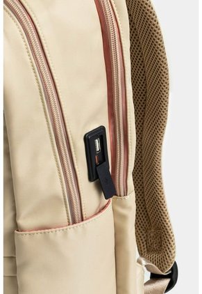 Bolso Tipo Morral Grande Con Cierres Translúcidos Y Herrajes Metálicos Pintados Bolso Tipo Morral Grande Con Cierres Translúcidos Y Herrajes Metálicos Pintados Arena NAPPA