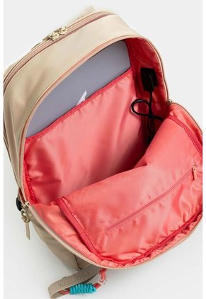 Bolso Tipo Morral Grande Con Cierres Translúcidos Y Herrajes Metálicos Pintados Bolso Tipo Morral Grande Con Cierres Translúcidos Y Herrajes Metálicos Pintados Arena NAPPA