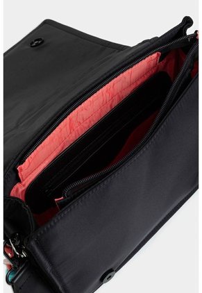 Bolso Tipo Baguette Con Tapa Y Doble Cargadera Bolso Tipo Baguette Con Tapa Y Doble Cargadera Negro NAPPA