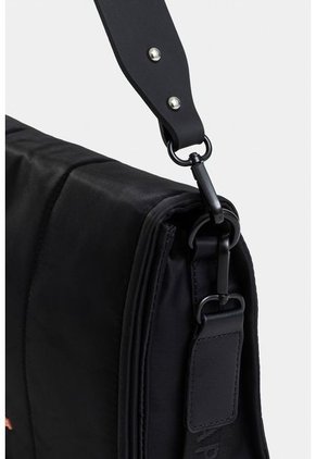 Bolso Tipo Baguette Con Tapa Y Doble Cargadera Bolso Tipo Baguette Con Tapa Y Doble Cargadera Negro NAPPA