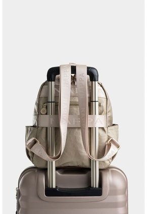 Bolso Tipo Morral Mediano Cargaderas Brandeadas Bolso Tipo Morral Mediano Cargaderas Brandeadas Dorado NAPPA