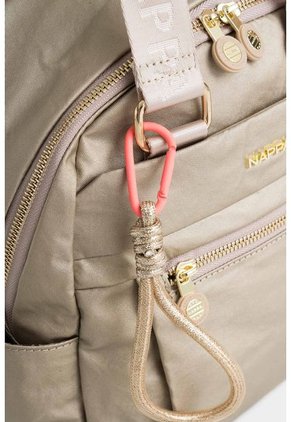 Bolso Tipo Morral Mediano Cargaderas Brandeadas Bolso Tipo Morral Mediano Cargaderas Brandeadas Dorado NAPPA