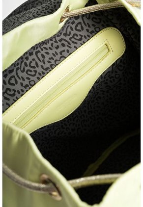 Bolso Tipo Tula Morral Para Mujer En Lona Con Tapa Y Bolsillos Frontales Bolso Tipo Tula Morral Para Mujer En Lona Con Tapa Y Bolsillos Frontales Amarillo NAPPA