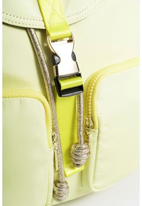 Bolso Tipo Tula Morral Para Mujer En Lona Con Tapa Y Bolsillos Frontales Bolso Tipo Tula Morral Para Mujer En Lona Con Tapa Y Bolsillos Frontales Amarillo NAPPA