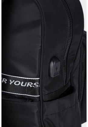 Morral En Textil Para Mujer Con Bolsillo Frontal Removible Morral En Textil Para Mujer Con Bolsillo Frontal Removible Negro NAPPA