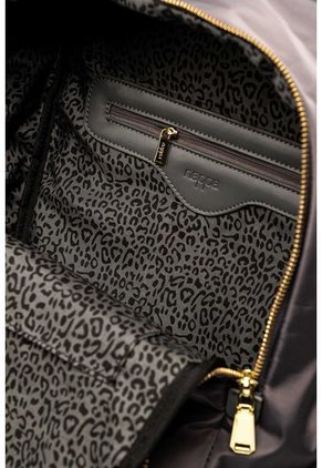 Bolso Tipo Tula Morral Para Mujer En Lona Con Cierres Metalicos Frontales Y Compartimento Tipo Lonchera Bolso Tipo Tula Morral Para Mujer En Lona Con Cierres Metalicos Frontales Y Compartimento Tipo Lonchera Gris NAPPA