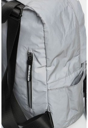 Bolso Tipo Tula Morral En Textil Reflectivo Para Mujer. Bolso Tipo Tula Morral En Textil Reflectivo Para Mujer. Gris NAPPA