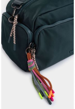 Bolso Baguette En Textil Para Mujer Con Llavero Removible Y Jaladeras De Moda Bolso Baguette En Textil Para Mujer Con Llavero Removible Y Jaladeras De Moda Verde Oliva NAPPA