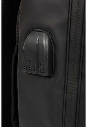 Bolso Para Hombre Tipo Tula Morral Convertible En Maletin Portatil De Mano Con Amplios Bolsillos Frontales Bolso Para Hombre Tipo Tula Morral Convertible En Maletin Portatil De Mano Con Amplios Bolsillos Frontales Negro NAPPA