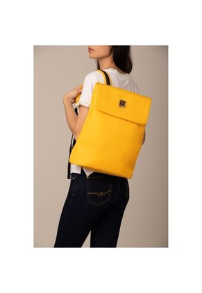 Bolso Tipo Tula Morral Estructurado Para Mujer En Sintetico Liso Con Textura Nubucada Y Tapa Frontal Bolso Tipo Tula Morral Estructurado Para Mujer En Sintetico Liso Con Textura Nubucada Y Tapa Frontal Amarillo NAPPA