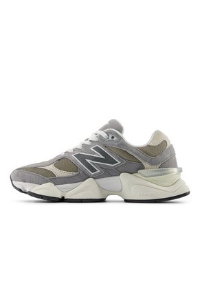 Tenis New Balance 9060 Hombre-Gris/Blanco