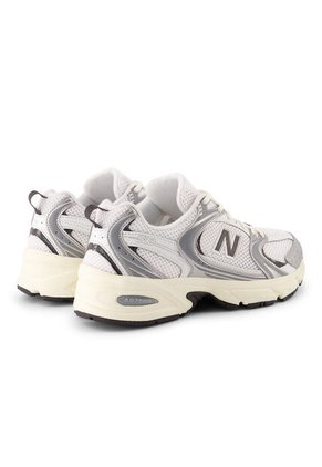 Tenis New Balance 530 Mujer-Plateado